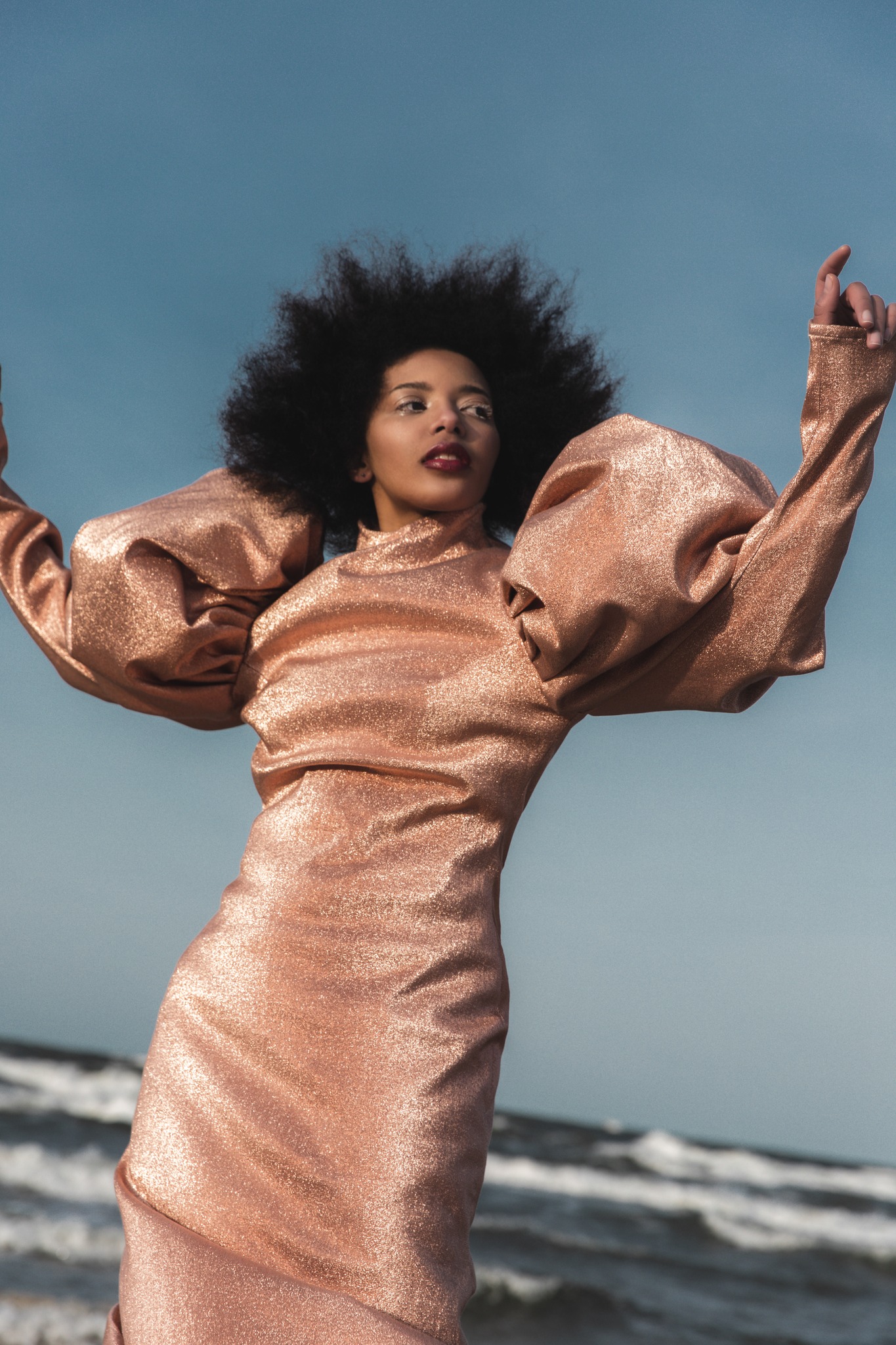 Oversize arms dress on a photoshoot at the beach